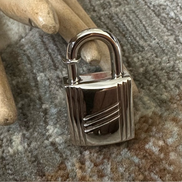 HERMES LOCK CHARM SILVER CADENA 1998 ANNEE ARBRE WITH DUST BAG & COA - Picture 5 of 14